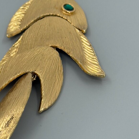 Vintage Napier Gold Tone Articulated Fish Green Rhinestone Eye Pendant - Picture 16 of 16